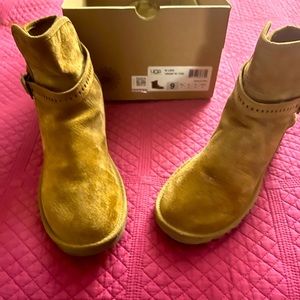 Ugg Bootie 🌼👢🌼 size 9 Original Ugg Shoe Box  📦 open to offers